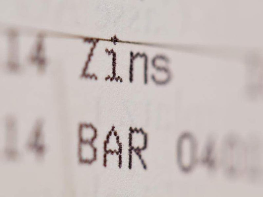 Banken und Sparer müssen mit den Folgen des Zinstiefs noch lange leben. Foto: Daniel Karmann