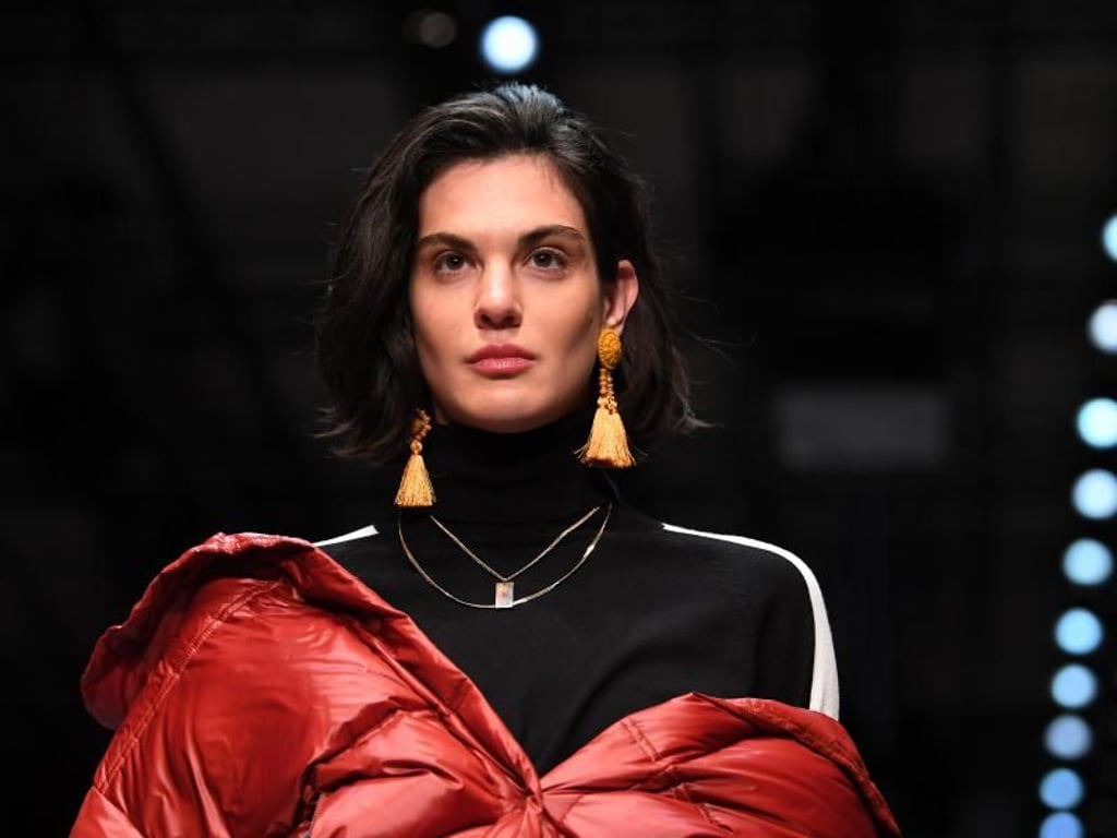 Lässig drapiert und kontrastreich: Riani auf der Fashion Week. Foto: Soeren Stache