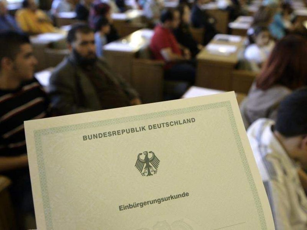 Eine Einbürgerungsurkunde der Bundesrepublik Deutschland. Foto: Peer Grimm/Archiv