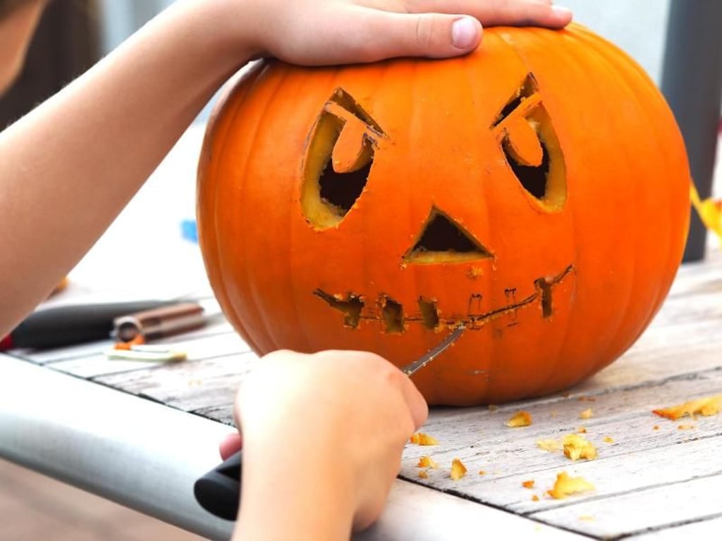 Zum Ausschneiden eignen sich Sägemesser am besten. Foto: Patricia Wons/www.moms-blog.de