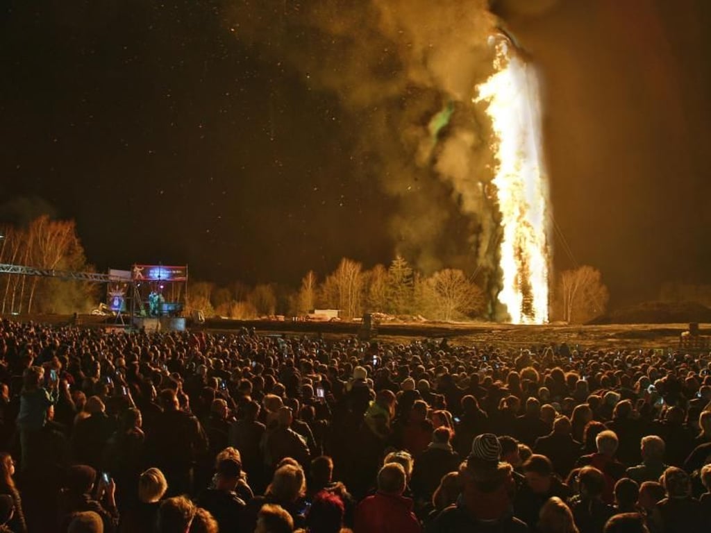 Funken fliegen von dem 60 Meter hohen brennendem Holzturm in Lustenau. Foto: Maurice Shourot