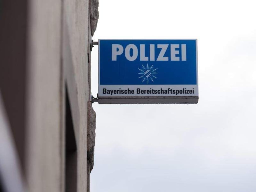 Vor der Einfahrt zur Mainau-Kaserne, dem Sitz der Bereitschaftspolizei III. Foto: Nicolas Armer