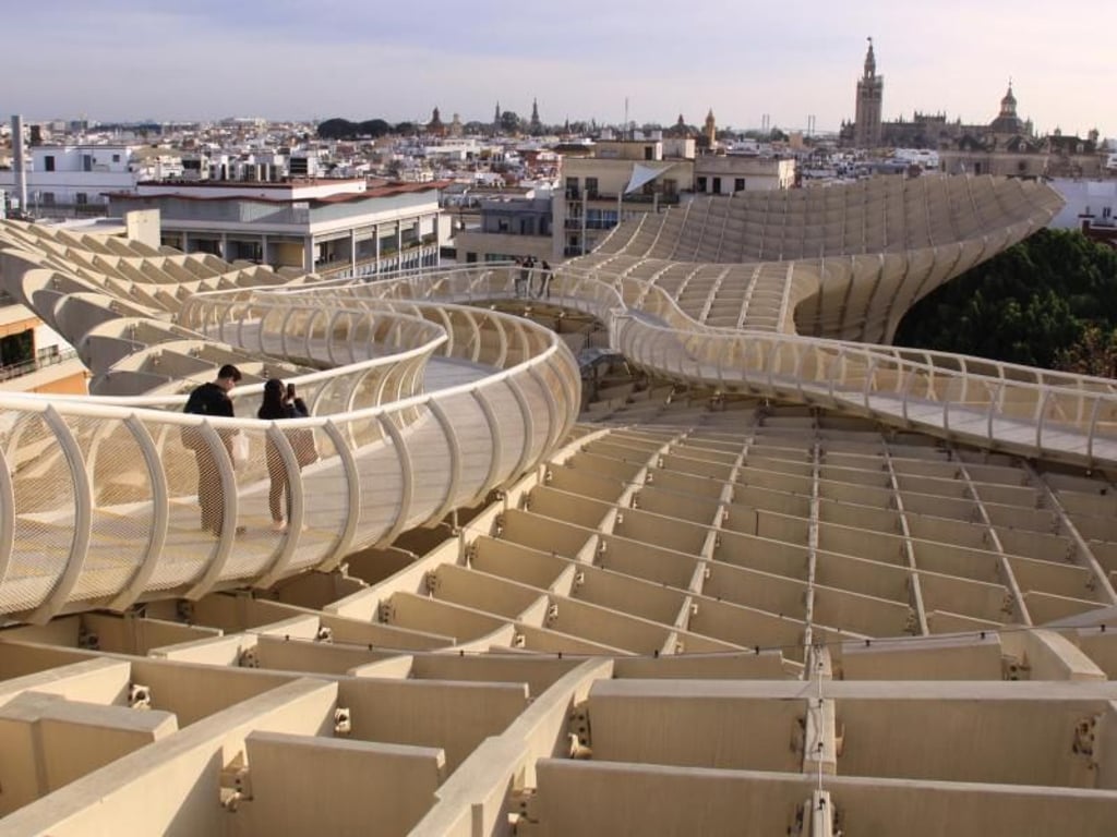 Es muss nicht immer alt sein: Der futuristische Metropol Parasol ist eine von Sevillas neuen Touristenattraktionen. Foto: Manuel Meyer