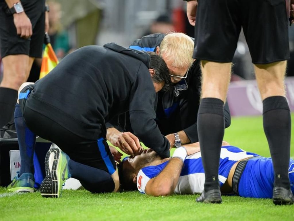 Herthas Marko Grujic musste nach seinem Treffer behandelt werden. Foto: Matthias Balk