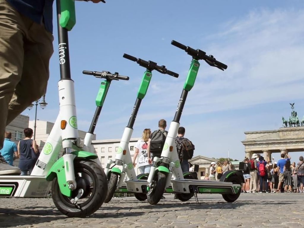 E-Tretroller-Verleih der US-Firma Lime am Brandenburger Tor. Foto: Wolfgang Kumm