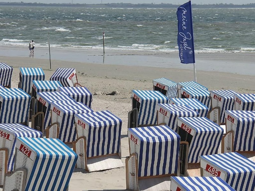 Die Strandkörbe dürfen natürlich nicht fehlen: 1797 wurde Norderney Deutschlands erstes Nordseeheilbad. Foto: Staatsbad Norderney GmbH/dpa-tmn