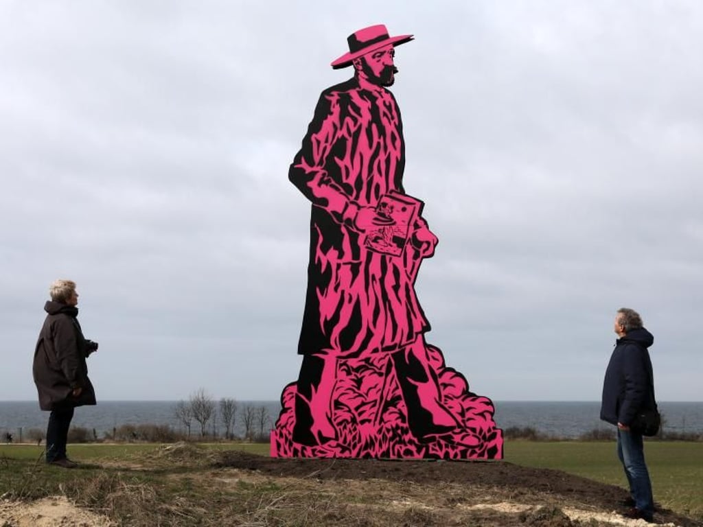 Paul Müller-Kaempff, ein Begründer der Künstlerkolonie, in Pink und fünf Meter groß. Geschaffen wurde die Skulptur von dem Künstler Moritz Götze. Foto: Bernd Wüstneck
