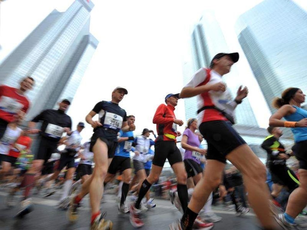 Marathonläufer laufen in Frankfurt am Main durch das Bankenviertel. Foto: Arne Dedert/Archiv