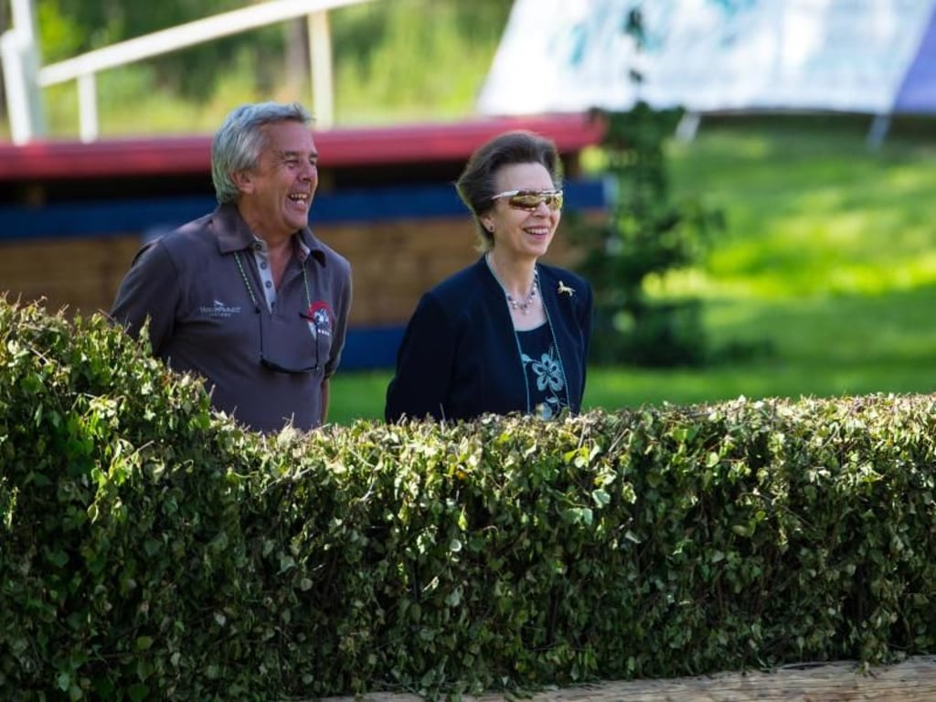 Prinzessin Anne und der Parcourschef Mike Etherington-Smith scheinen zu Scherzen aufgelegt zu sein. Foto: Philipp Schulze