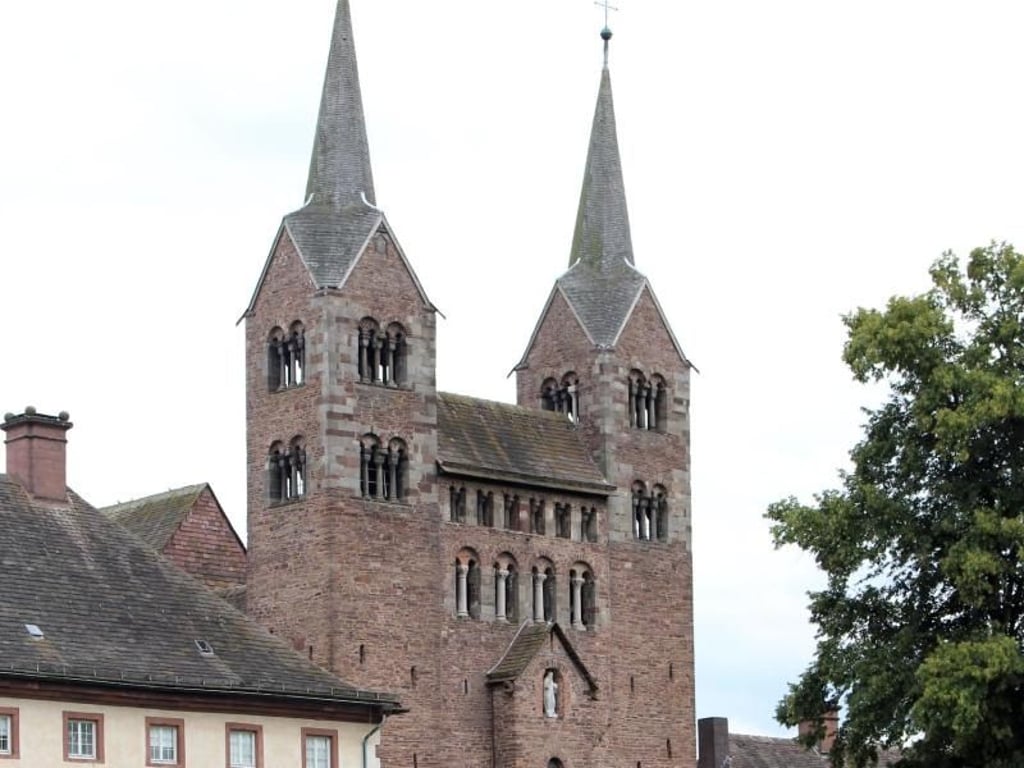 Beeindruckendes Westwerk: Die Benediktinerabtei Corvey war im Frühmittelalter ein wichtiges geistig-politisches Zentrum. Foto: Deike Uhtenwoldt/dpa-tmn