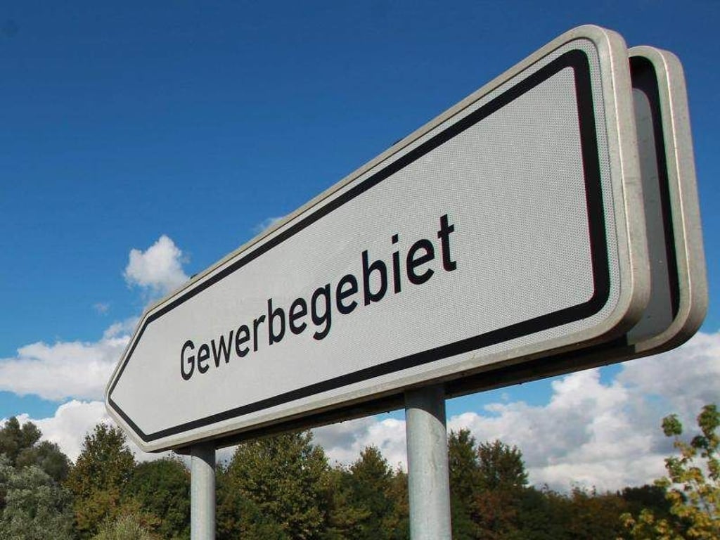 Ein Hinweisschild mit der Aufschrift «Gewerbegebiet». Foto: Jens Wolf/Archiv