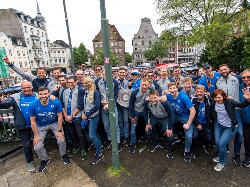 Flensburgs Spieler posieren auf dem Südermarkt für ein Mannschaftsfoto. Foto: Benjamin Nolte