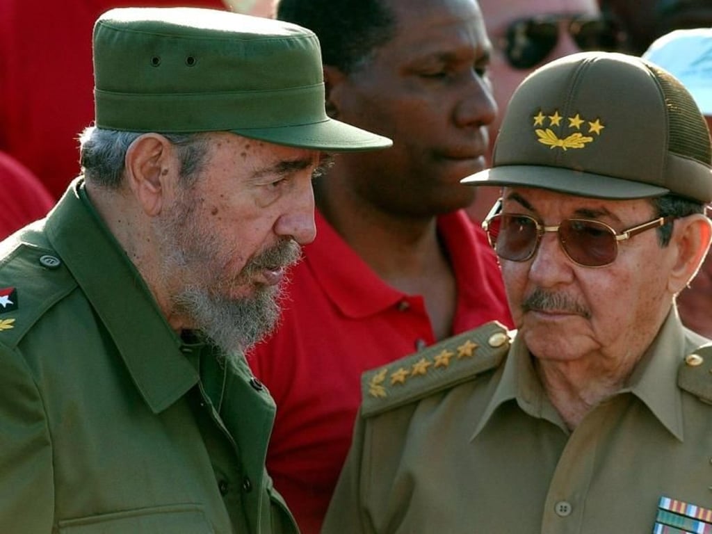 Fidel Castro (l), Präsident von Kuba, und sein jüngerer Bruder Raul Castro, Verteidigungsminister, nehmen am 1. Mai 2004 an den Feierlichkeiten zum Tag der Arbeit teil. Foto: Alejandro Ernesto/EPA
