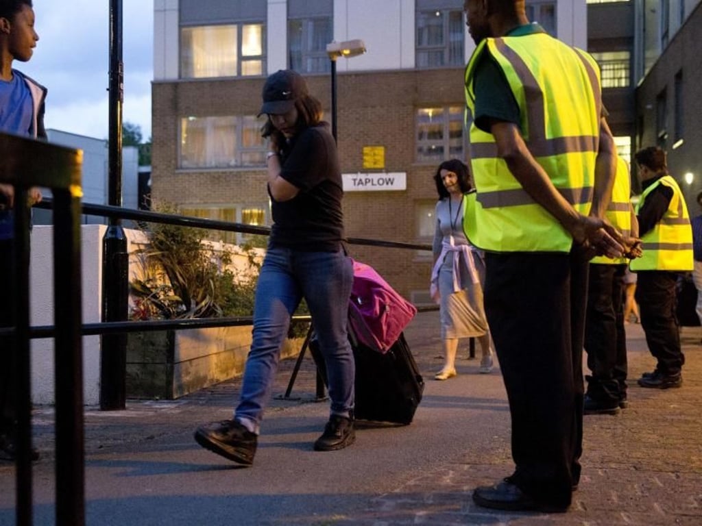 Bewohner des Taplow Tower im Bezirk Camden verlassen ihr Zuhause. Foto: Alastair Grant