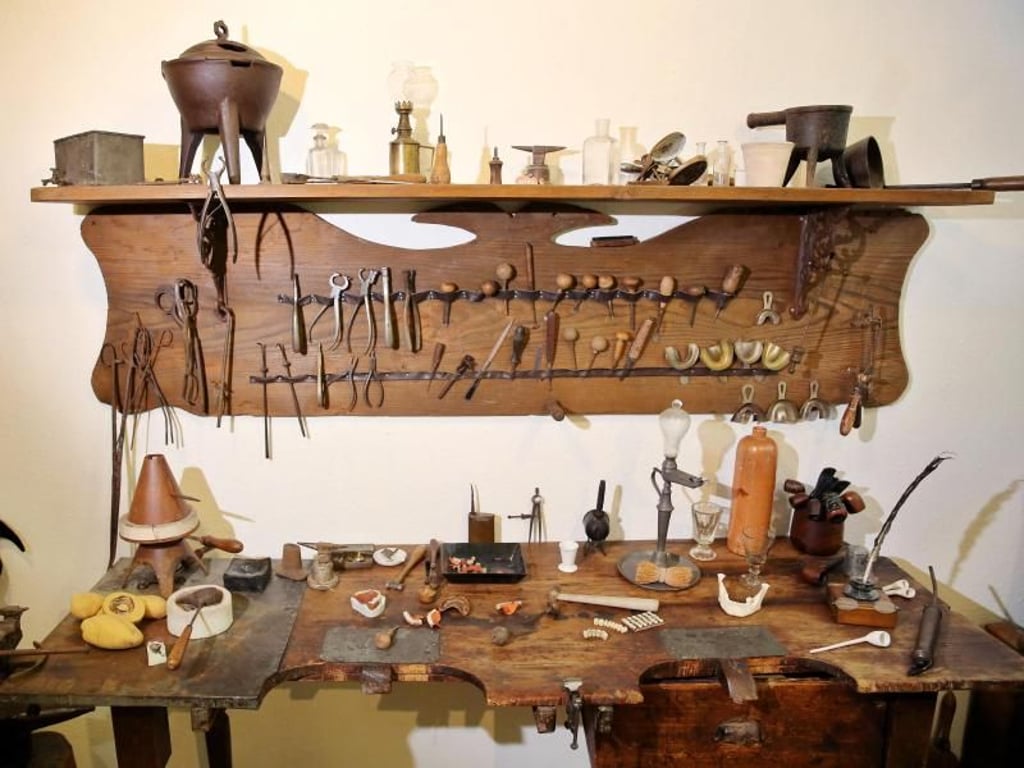 Im Dentalmuseum in Zschadraß bei Colditz ist auch das erste Dentallabor für die Herstellung von Zahnersatz aus der Zeit um 1880 zu sehen. Foto: Jan Woitas