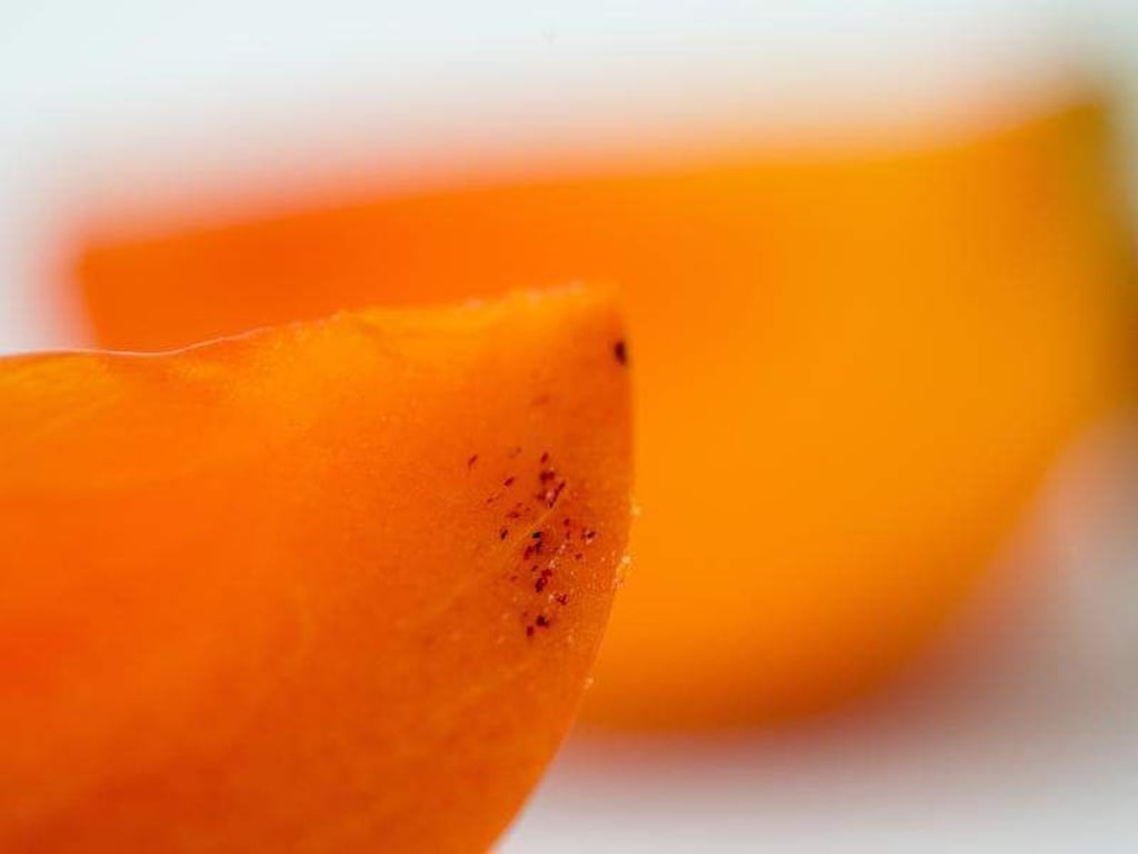 Braune Flecken sind bei der Kaki normal: Sie kommen durch den hohen Zuckergehalt zustande. Foto: Andrea Warnecke/dpa
