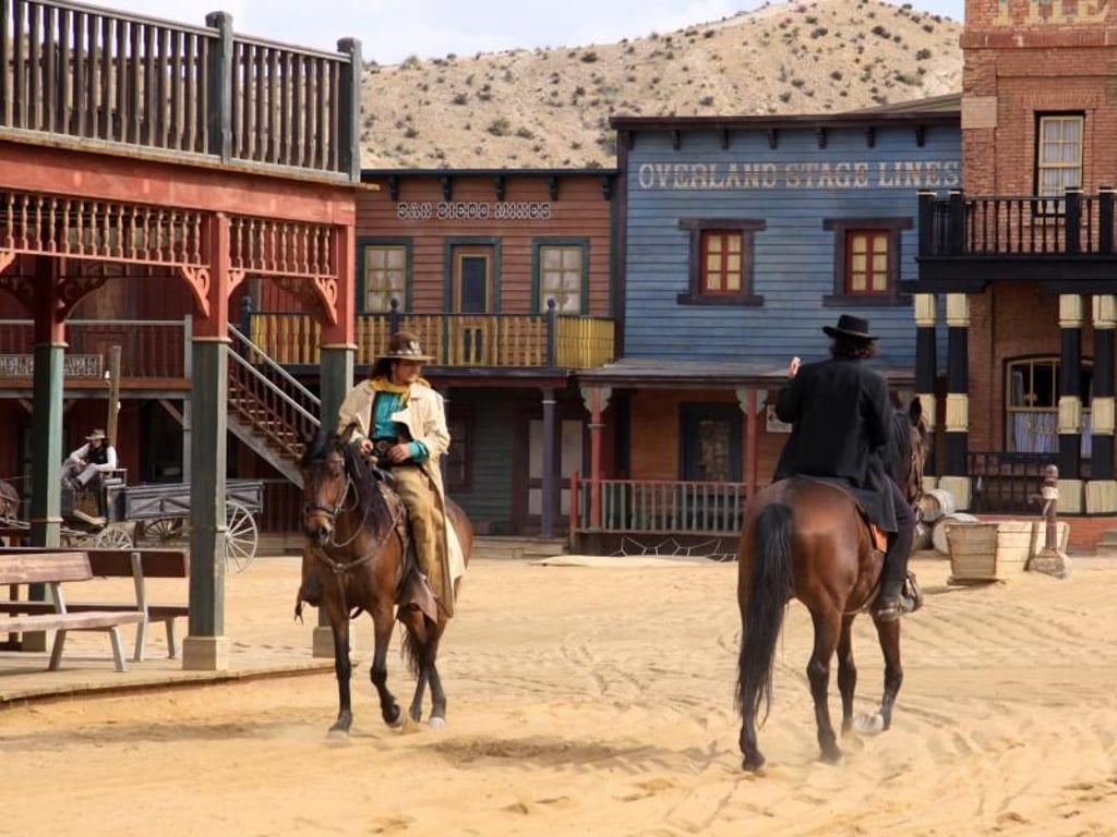 Inmitten der Westernstadtkulisse Mini Hollywood im Erlebnispark Oasys in der Tabernas-Wüste fühlen sich Touristen so, als wären sie plötzlich Teil der Filme, die hier gedreht werden. Foto: Manuel Meyer