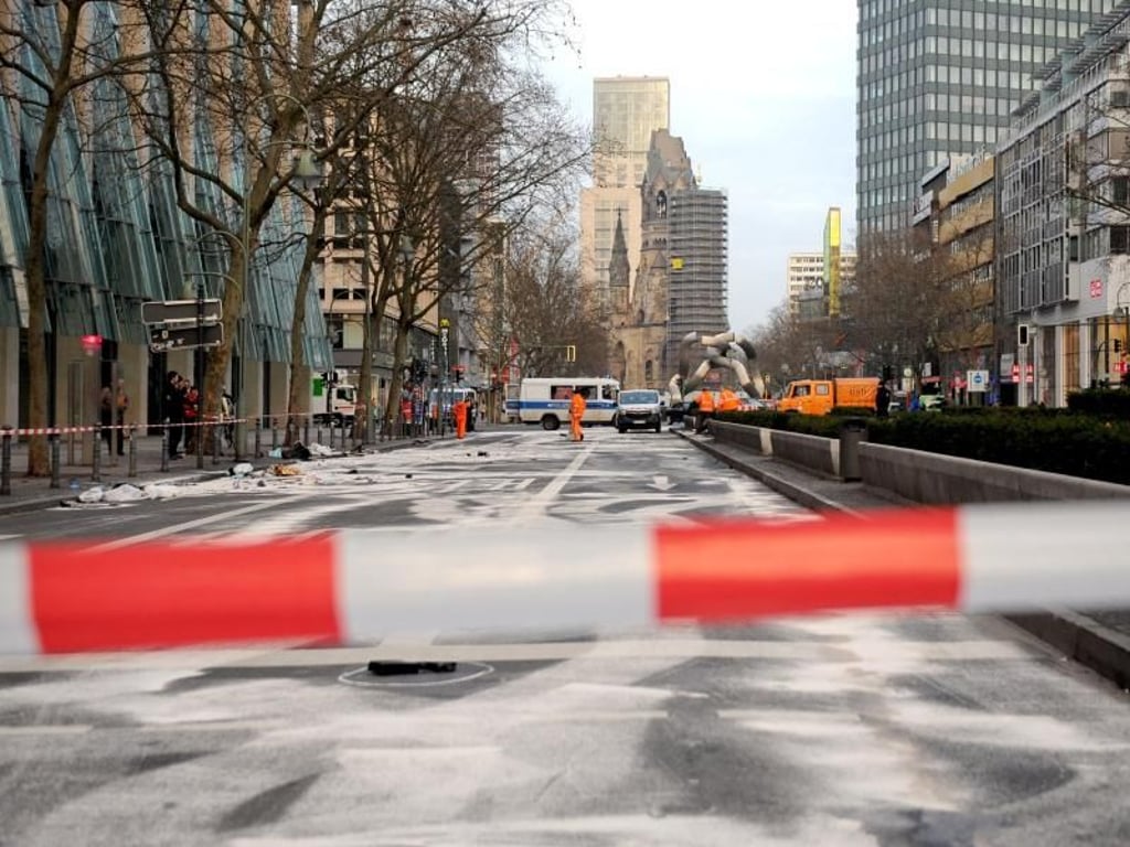 Die gesperrte Tauentzienstraße in Berlin nach einem illegalen Autorennen. Foto: Britta Pedersen