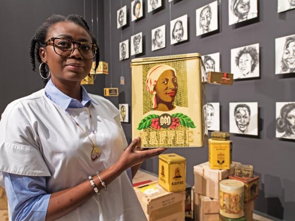 Die deutsch-nigerianische Künstlerin Ngozi Schommers zeigt eine typische Kaffeedose aus der Kolonialzeit inmitten ihrer Installation «Framed Narratives, 2017». Foto: Ingo Wagner