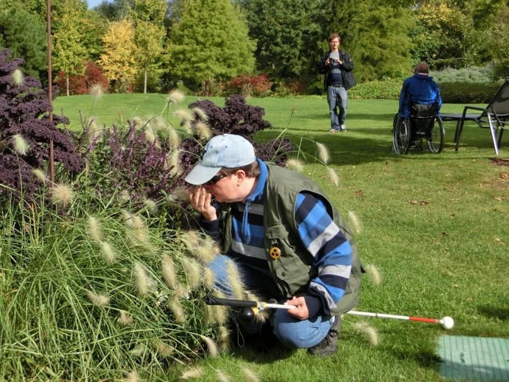 Im Park der Gärten in Bad Zwischenahn gibt es mehr als 40 Mustergärten zu entdecken. Der Park ist weitgehend barrierefrei und bietet Broschüren in Blindenschrift. Foto: www.ostfriesland.travel