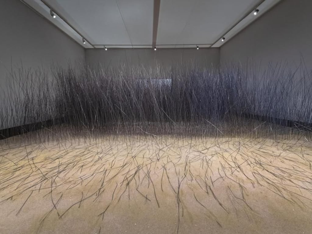Sand und Stahl, Natur und Industrie, Objekt und Raum: «Relatum, Iron Field» (1969/1994) von Lee Ufan. Foto: Georgios Kefalas/KEYSTONE