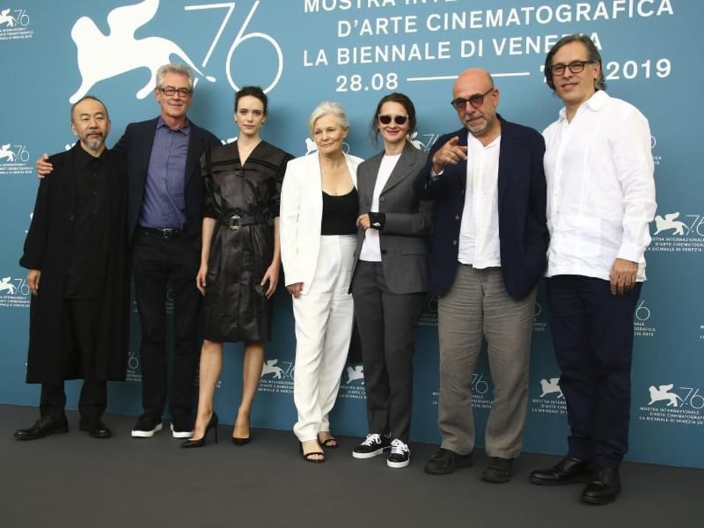 Die Jurymitglieder: Shinya Tsukamoto (l-r), Piers Handling, Stacy Martin, Mary Harron, Lucrecia Martel, Paolo Virzì und Rodrigo Prieto. Foto: Joel C Ryan/Invision