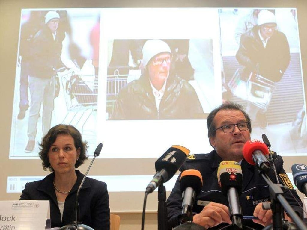 Polizeivizepräsident Uwe Stürmer vom Polizeipräsidium Konstanz und Ministerialrätin Petra Mock informieren am Donnerstag bei einer Pressekonferenz über die Lebensmittelerpressung. Foto: Oliver Hanser