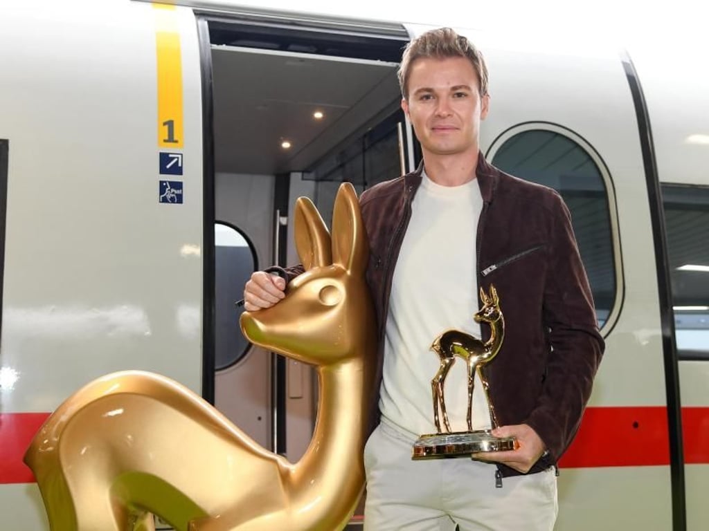 In sicheren Händen: Der ehemalige Formel-1-Weltmeister Nico Rosberg bringt die Bambis mit der Bahn von München nach Berlin. Foto: Tobias Hase