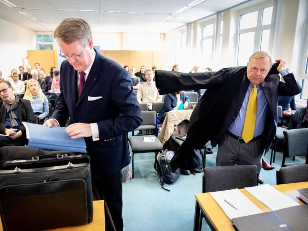 Die Rechtsanwälte Jan Hegemann (l), Vertreter des Bundeskanzleramtes, und Reiner Geulen, Vertreter von Satiriker Jan Böhmermann, nehmen ihre Plätze ein. Foto: Kay Nietfeld
