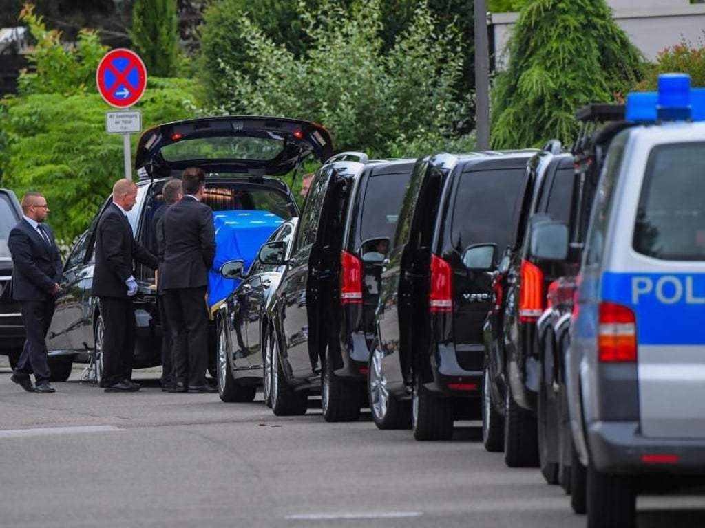 Der Sarg mit dem Leichnam des Altkanzlers wird in Oggersheim in den Leichenwagen geladen. Foto: Andreas Arnold