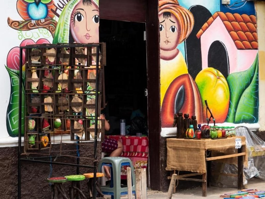 Künstlerwerkstatt in Ataco: Der Ort hat einen eigenen Charme - und entdeckt langsam den Tourismus. Foto: Andreas Drouve/dpa-tmn