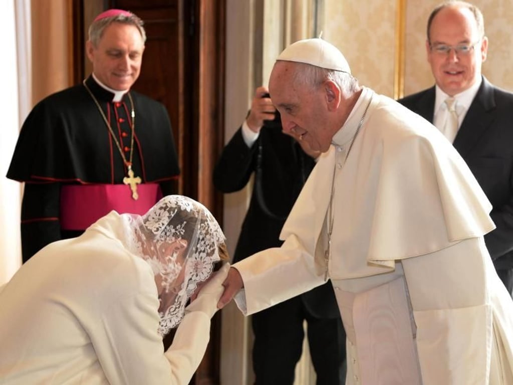 Fürstin Charlène und Papst Franziskus. Foto: Filippo Monteforte