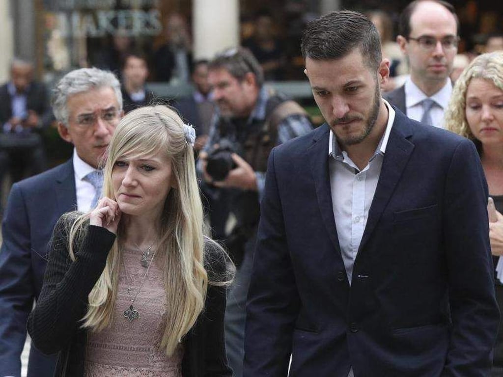 Charlies Eltern Connie Yates und Chris Gard kommen zum High Court in London. Der Sterbeort des schwer kranken Säuglings muss von einem Richter festgelegt werden. Foto: Matt Dunham