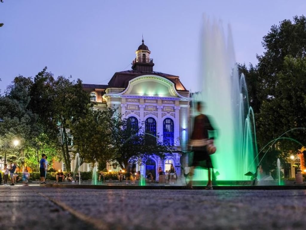 Das beleuchtete Rathaus mit Brunnen am Stefan-Stambolov-Platz. Foto: Jens Kalaene