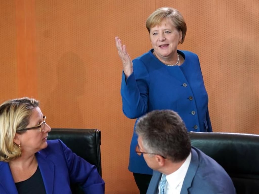 Nach der langen Verhandlungsnacht: Bundeskanzlerin Angela Merkel kommt zur Sitzung des Klimakabinetts. Foto: Kay Nietfeld