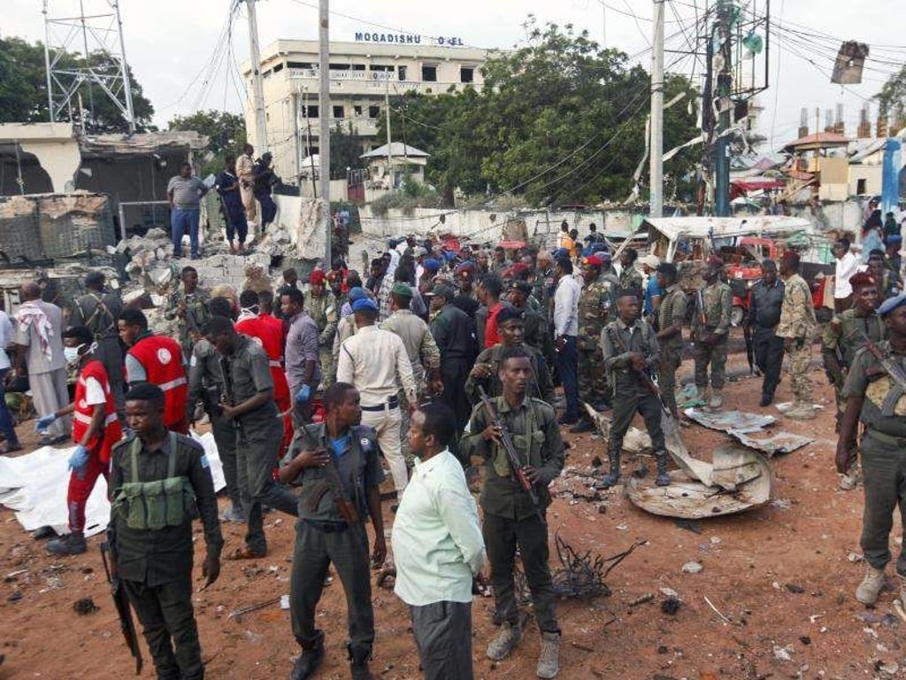 Sicherheitskräfte am Anschlagsort in Mogadischu. Foto: Farah Abdi Warsameh/AP