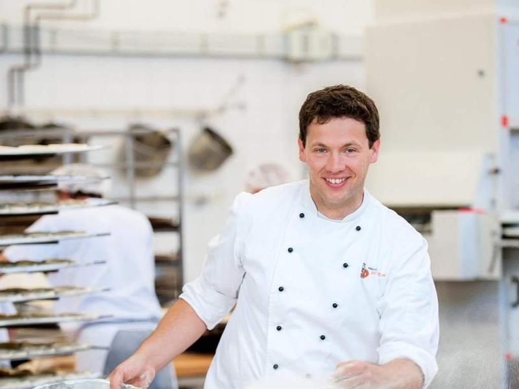 Den Frankfurter Kranz findet Bäcker- und Konditormeister Hannes Weber «rchtig schön altmodisch». Foto: GU Verlag/Julie Hoersch