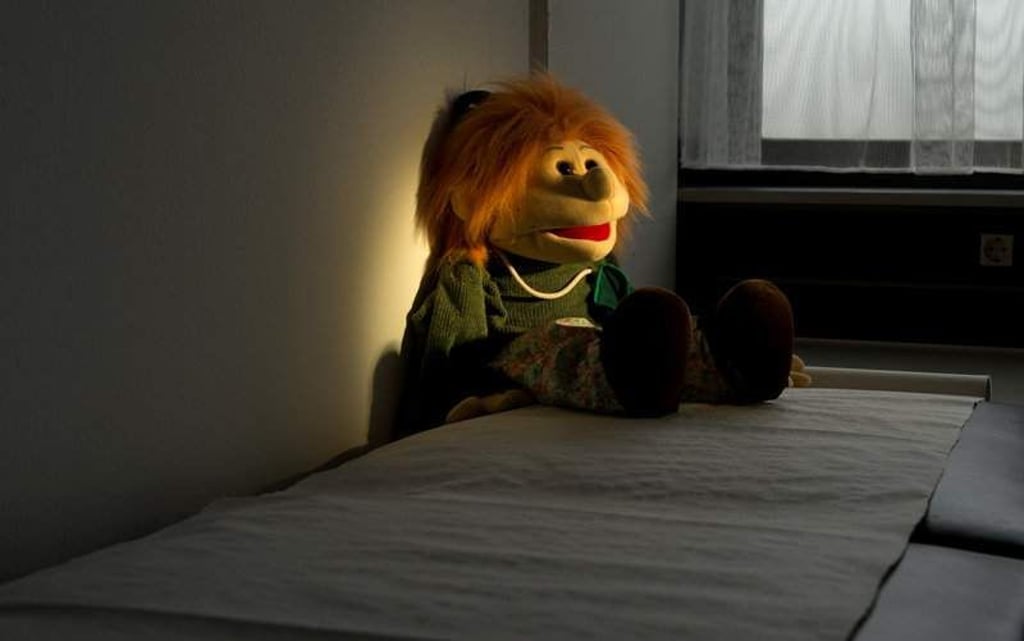 Eine Handpuppe sitzt am 23.04.2013 auf einer Liege in einem Untersuchungsraum in der niedersächsischen Kinderschutzambulanz an der Medizinischen Hochschule Hannover (Niedersachsen). Kinder vom Baby- bis zum Teenageralter können in der Kinderschutzambulanz auf Spuren von Missbrauch untersucht werden. Die Puppe hilft und beruhigt die Kinder bei der Untersuchung. Foto: Julian Stratenschulte/dpa (zu dpa-Thema Kindesmissbrauch vom 24.04.2013) +++(c) dpa - Bildfunk+++