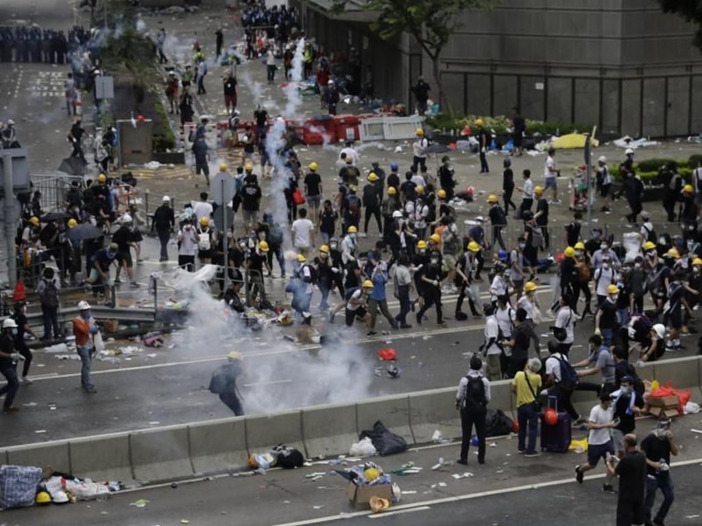 Die Hongkonger Polizei hielt sich zwar zuerst zurück, gingen aber am Nachmittag Ortszeit massiv gegen die Demonstranten vor. Foto: Vincent Yu/AP
