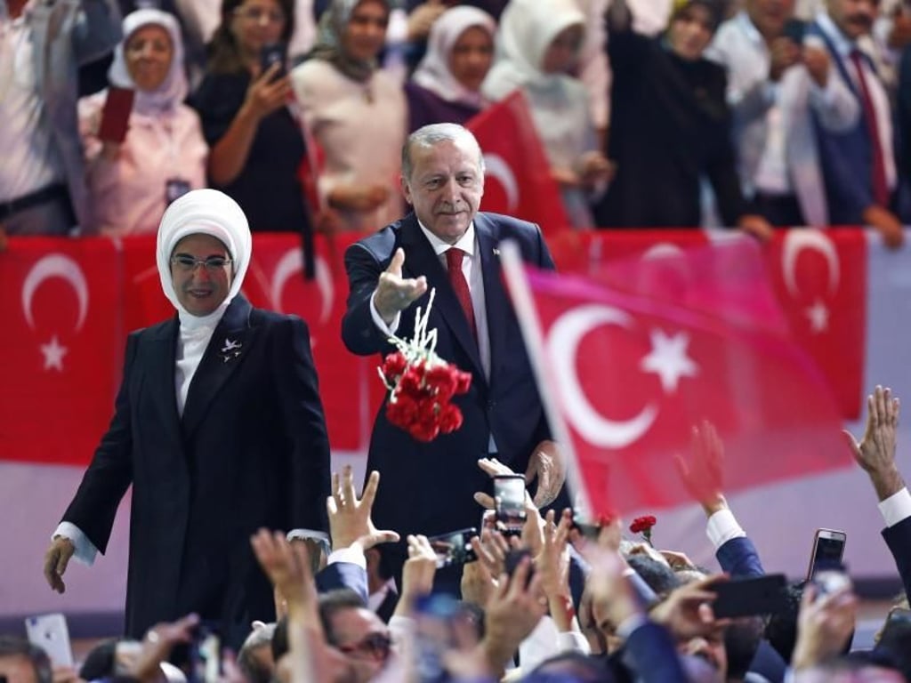 Staatspräsident Erdogan, begleitet von seiner Frau Emine, auf dem Weg zum AKP-Kongress in Ankara. Foto: Burhan Ozbilici/AP