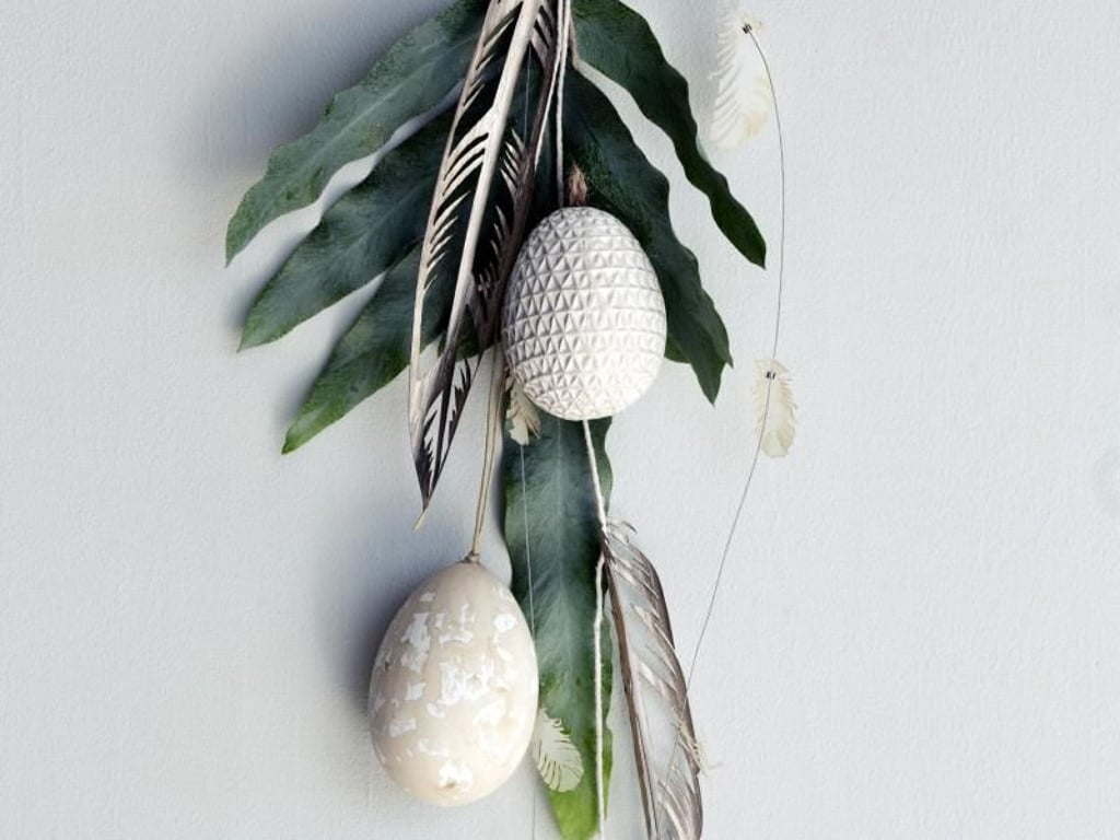 Ideen mit Ei: Ein fransiges Blatt, ein paar an einer Kordel aufgezogene Federn und auf verschiedenen Längen angeordnete Eier zusammenbinden, eine solche Osterdeko schlägt das Unternehmen Broste Copenhagen vor. Foto: Broste Copenhagen