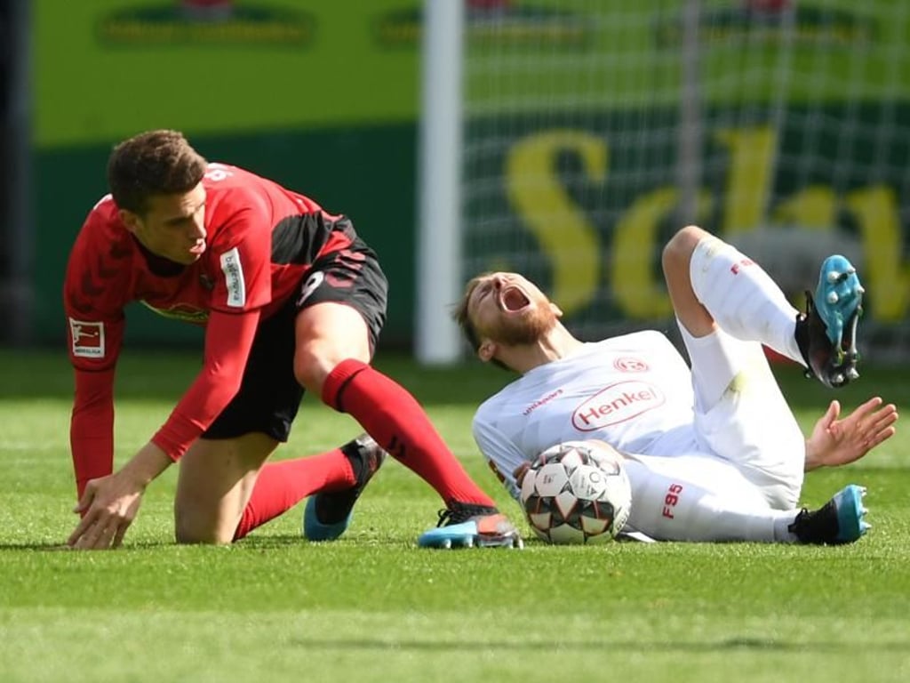 Freiburgs Janik Haberer (l) foult Adam Bodzek und sieht die gelb-rote Karte. Foto: Patrick Seeger