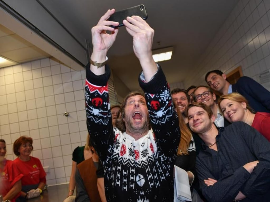 Selfie der teilnehmenden Promis: Oliver Korittke hält einen außergewöhnlichen Tag fest. Foto: Jens Kalaene