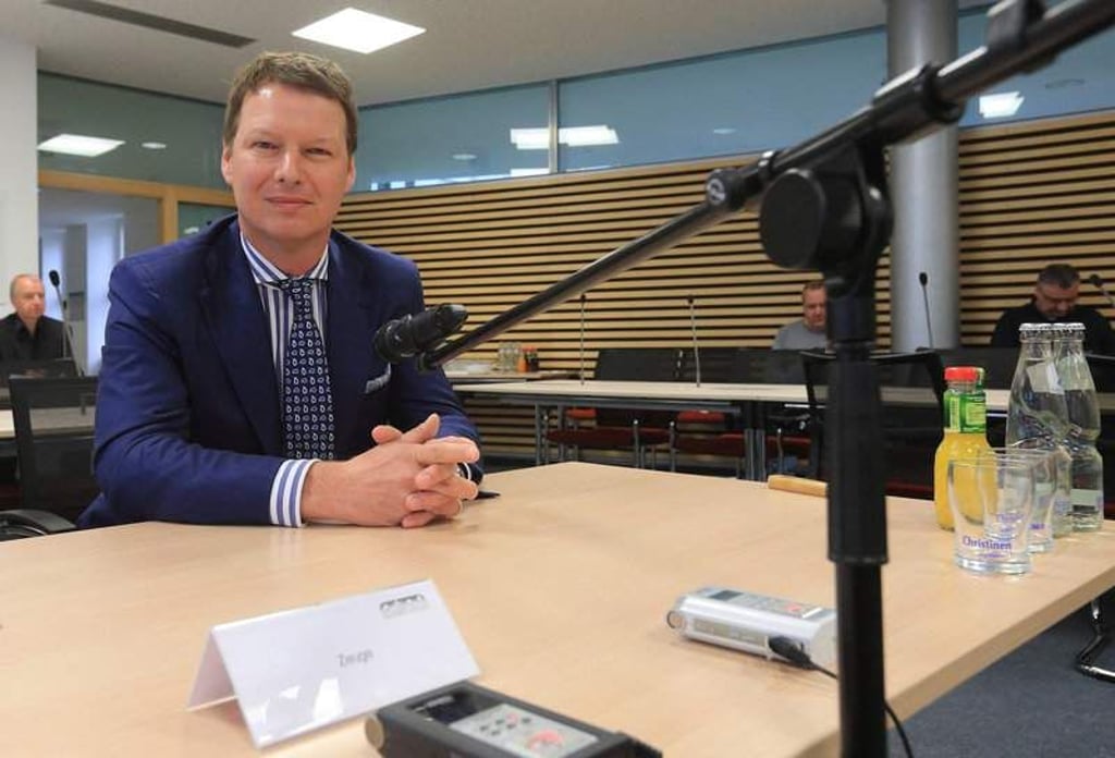 Der ehemalige SPD-Bundestagsabgeordnete Klaas Hübner sitzt am 22.04.2015 vor seiner Zeugenvernehmung während des Parlamentarischen Untersuchungsausschusses in Magdeburg (Sachsen-Anhalt) zur Affäre um die IBG Beteiligungsgesellschaft an einem Tisch. Der Ausschuss soll klären, ob die Politik das landeseigene Beteiligungsmanagement ausreichend überwacht hat. Zudem soll er klären, ob Fördergeld unrechtmäßig an Firmen vergeben wurde. Foto: Jens Wolf/dpa +++(c) dpa - Bildfunk+++
