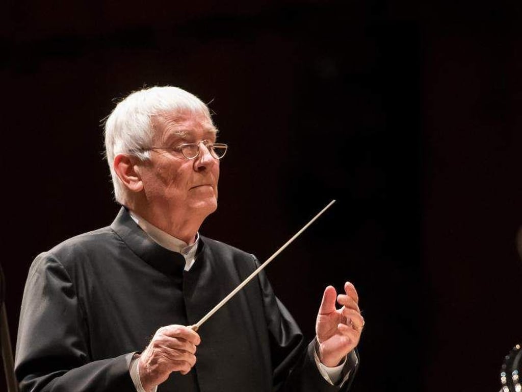 Der ehemalige SPD-Bundesinnenminister Otto Schily dirigierte in der Stadthalle in Borken (Nordrhein-Westfalen) das Neujahrskonzert. Otto Schily erfüllte sich dabei einen Traum. Foto: Guido Kirchner