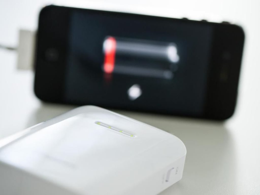 Mit einer Powerbank sind Smartphone-Nutzer unabhängig von Stecksosen auf Empfang. Foto: Franziska Gabbert