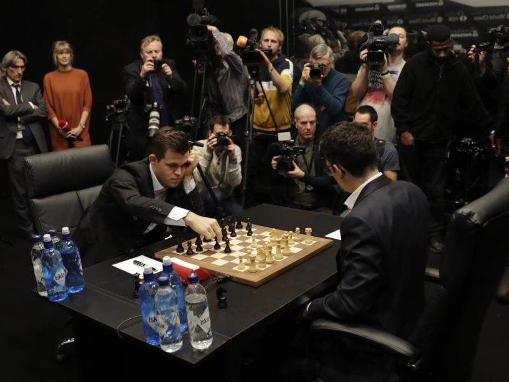Auch die zweite Partie zwischen Fabiano Caruana (r) und Magnus Carlsen endete unentschieden. Foto: Matt Dunham/AP