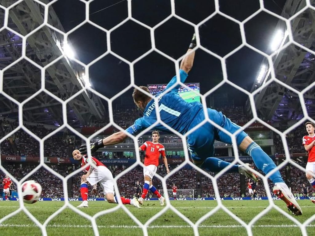 Kroatiens Andrej Kramaric (r) trifft gegen den russischen Keeper Igor Akinfejew (M) zum 1:1. Foto: Manu Fernandez/AP