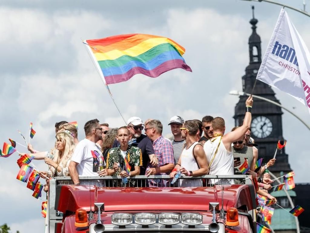 240.000 Menschen kamen den Veranstaltern zufolge zum Abschluss der «Pride Week» nach Hamburg. Foto: Markus Scholz