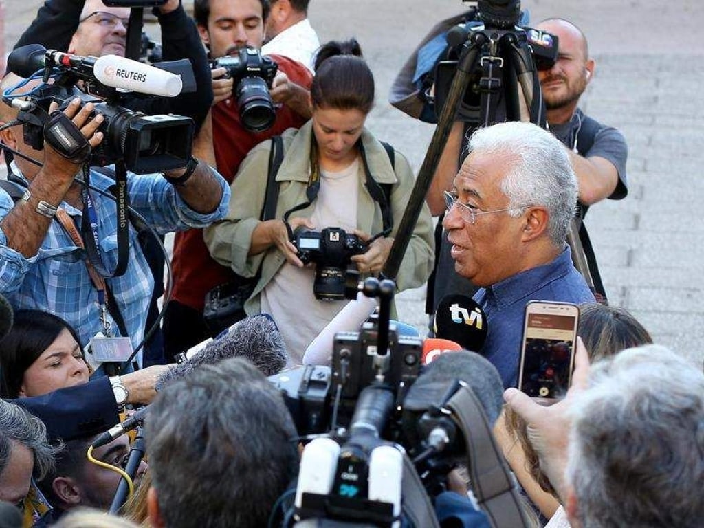 Antonio Costa, amtierender Premierminister Portugals und Kandidat der Sozialistischen Partei, steht Journalstien Rede und Antwort. Foto: Pedro Fiuza/XinHua/dpa